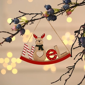 Adorno navideño NOEL de madera con reno colgante con luz bokeh cálida suave