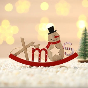 Detalle del letrero de madera Xmas con base roja y muñeco de nieve para decoro navideño
