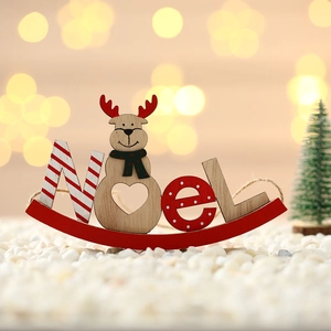 Detalle de adorno navideño NOEL de madera con reno y base oscilante para decoración festiva
