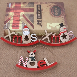 Tres adornos navideños de madera con motivos de Papá Noel, muñeco de nieve y reno