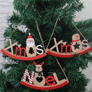 Detalle de adornos navideños de madera con motivos de Papá Noel, muñeco de nieve y reno