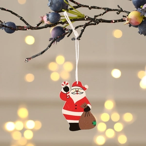Détail d'une décoration de Noël en bois Père Noël suspendue avec des lumières bokeh festives