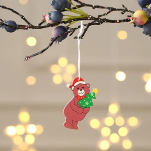 Détail d'un ours en bois avec sapin suspendu à une branche de baies de Noël festive