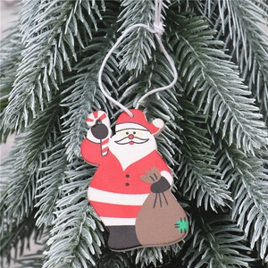 Détail d'un ornement suspendu Père Noël en bois avec ficelle sur un sapin de Noël