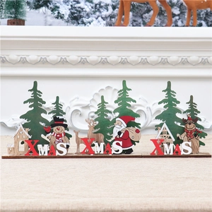 Détail des décorations de Noël en bois avec Père Noël, rennes et bonshommes de neige