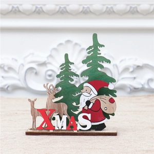 Détail de décoration de Noël multicouche en bois avec Père Noël, cerf et lettrage XMAS