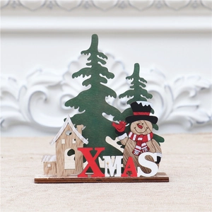 Détail de décoration de Noël en bois avec mini sapins, bonhomme de neige et lettres XMAS