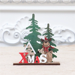 Détail d'un ornement de table XMAS en bois avec renne et motifs de sapins