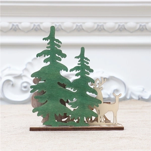 Détail d'un paysage de Noël en bois avec sapins verts et cerfs sur un socle sombre