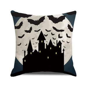 Detalle de funda de cojín Halloween con silueta de castillo negro y murciélagos en lino