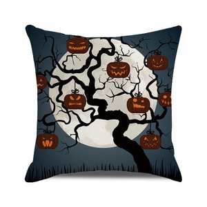 Detalle de funda de cojín de Halloween con luna brillante y calabazas en el árbol