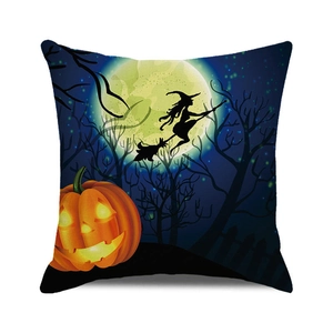 Detalle de funda de cojín de Halloween con bruja voladora y calabaza brillante