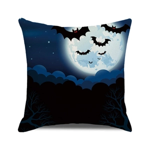 Detalle de funda de cojín de Halloween con luna azul, murciélagos y árboles secos