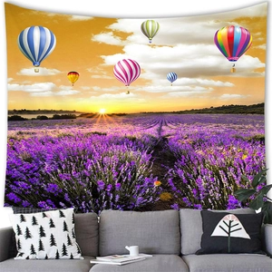 Lavendel Wandteppich mit Heißluftballons und Sonnenuntergang über grauem Sofa Deko