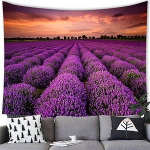 Detailansicht des Lavendelfeld-Wandteppichs mit Sonnenuntergang über einem grauen Sofa