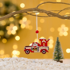 Détail d'une décoration de Noël en bois voiture du Père Noël avec texte Joy