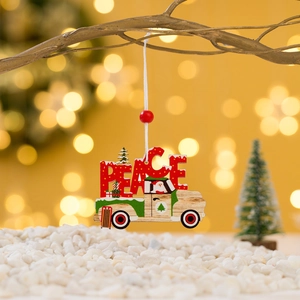 Pendentif de Noël en bois forme camion avec lettrage PEACE et Père Noël sur une branche