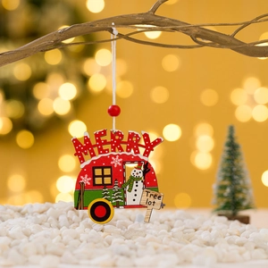 Suspension de Noël en bois forme voiture avec bonhomme de neige sur une branche de sapin