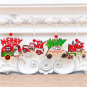 Lot de 4 suspensions de Noël en bois avec voitures rétro et voeux festifs sur une cheminée