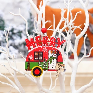 Détail d'un ornement de camping-car rouge en bois avec texte MERRY et bonhomme de neige