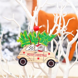 Détail de décoration de Noël en bois forme voiture avec Père Noël sur branches d'hiver