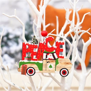 Vue détaillée du décor PEACE en bois avec camion de Noël et perles rouges