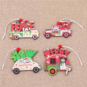 Détail de suspensions de Noël en bois avec Père Noël, voitures vintage et motifs festifs