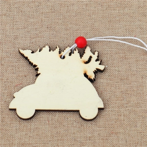 Détail du pendentif de voiture de Noël en bois avec arbre et perle rouge sur toile