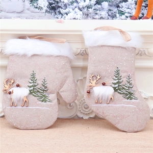 Botte de Noël et moufle en lin avec broderie de renne sur une cheminée décorée