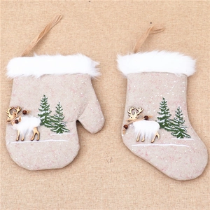 Détail des ornements de Noël en lin avec broderie de renne et bordure en fausse fourrure