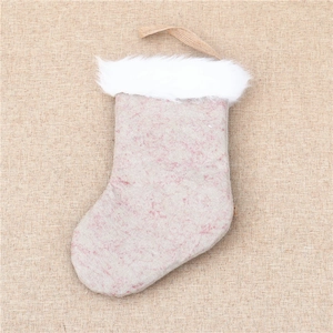 Chaussette de Noël en feutre rose marbré avec bordure en peluche et boucle en jute