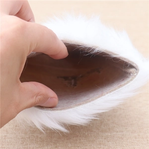 Détail du gant de Noël en fausse fourrure blanche avec doublure douce marron clair