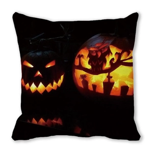 Dettaglio federa Halloween con zucche luminose e silhouette di gufo su sfondo nero