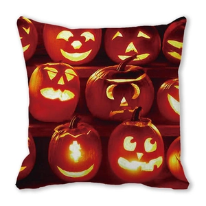 Dettaglio della federa Halloween con zucche luminose su sfondo rosso scuro decorativo