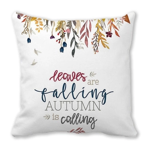 Detalle de hojas de otoño en acuarela y frase en una funda de cojín blanca suave
