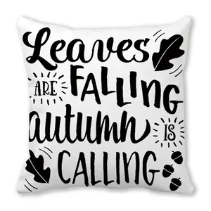 Detalle de funda de cojín de otoño con estampado Leaves Are Falling Autumn Is Calling