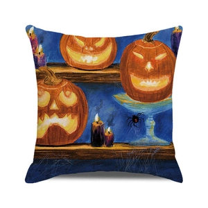 Halloween kussensloop met aquarel pompoen lantaarn en kaarsen in olieverfstijl