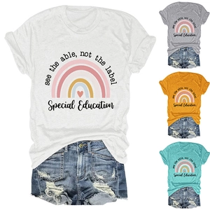 Détail de t-shirts en coton en quatre couleurs avec imprimé éducation spécialisée