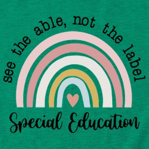 Gros plan sur un T-shirt vert avec imprimé arc-en-ciel et slogan d'éducation spécialisée