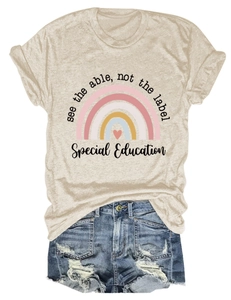 Détail du t-shirt imprimé avec arc-en-ciel et short en jean vieilli à plat sur fond