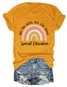 T-shirt jaune à imprimé arc-en-ciel et short en jean déchiré sur fond blanc épuré