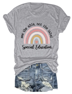 T-shirt gris en coton imprimé arc-en-ciel avec short en jean bleu délavé à plat