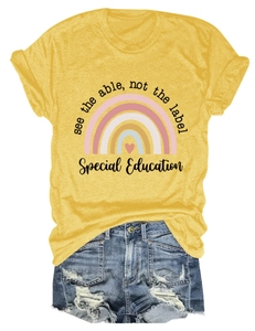 Détail d'un t-shirt jaune gingembre avec motif arc-en-ciel et slogan inspirant