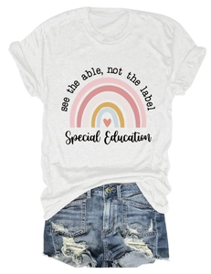 Détail du t-shirt blanc en coton avec imprimé arc-en-ciel et short en jean pour femme