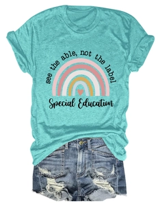 Vue à plat du t-shirt sarcelle avec motif arc-en-ciel et détail du short en jean
