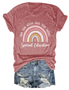 T-shirt en coton rouge rouille avec imprimé arc-en-ciel et short en jean vieilli à plat
