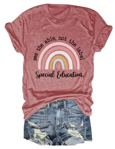 Détail du t-shirt terre cuite avec motif arc-en-ciel et message d'éducation positive