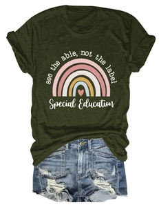 T-shirt vert olive avec imprimé arc-en-ciel et short en jean bleu délavé posé à plat