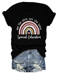 T-shirt noir à col rond avec motif arc-en-ciel et mini short en jean bleu délavé