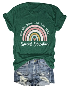 Vue détaillée du t-shirt avec imprimé arc-en-ciel et slogan inclusif de mode